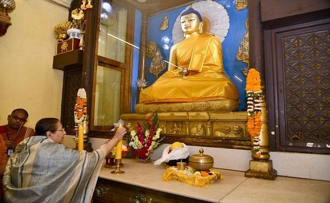 लोस स्पीकर सुमित्रा महाजन ने महाबोधि मंदिर में की पूजा-अर्चना, कहा- शांति की चाह में यहां पहुंचीं