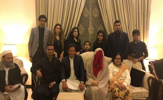 क्रिकेटर इमरान खान की तीसरी शादी पर मुहर, 5 बच्चों की मां को बनाया ''बेगम''