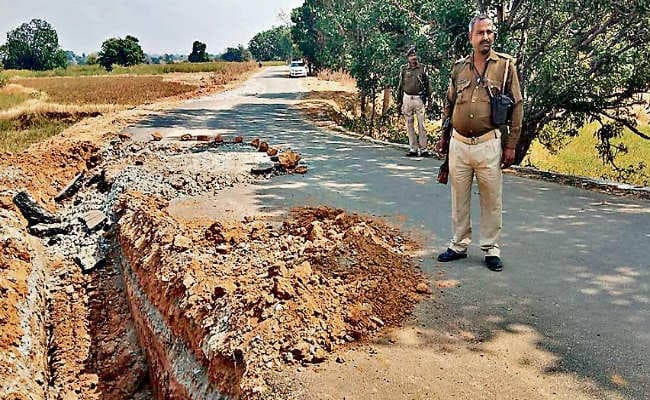 गुमला : डेढ़ साल पहले राज्यपाल भी गुजर चुकीं हैं माओवादियों द्वारा बम बिछाए इस सड़क से, हनुमान जी की हैं कृपा
