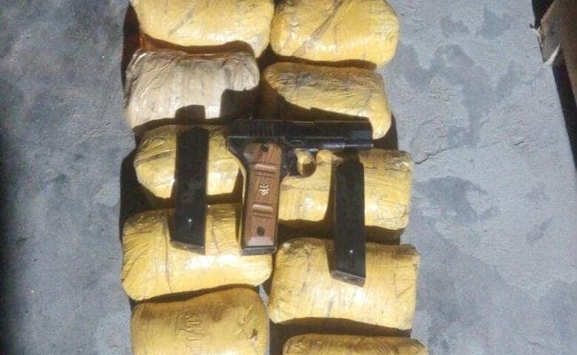 बीएसएफ ने पाकिस्तानी घुसपैठिये को मार गिराया, हथियार जब्त