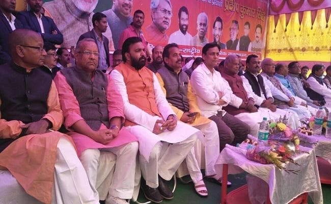 बिहार उपचुनाव : अररिया से भाजपा उम्मीदवार प्रदीप सिंह ने भरा परचा, NDA की राह में ये हैं चुनौतियां...!