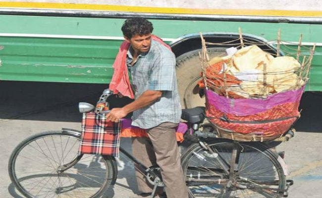 ऋतिक को क्यों बेचना पड़ रहा है पापड़, देखें तसवीरें