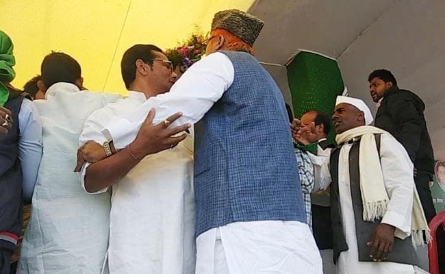 तेजस्वी की सभा में मंच पर बैठने के लिए भिड़े राजद नेता, हंगामा, धक्का-मुक्की