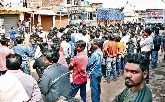 झारखंड : नगड़ी में धार्मिक स्थल से मिला बीफ, विरोध में सड़क पर उतरे लोग