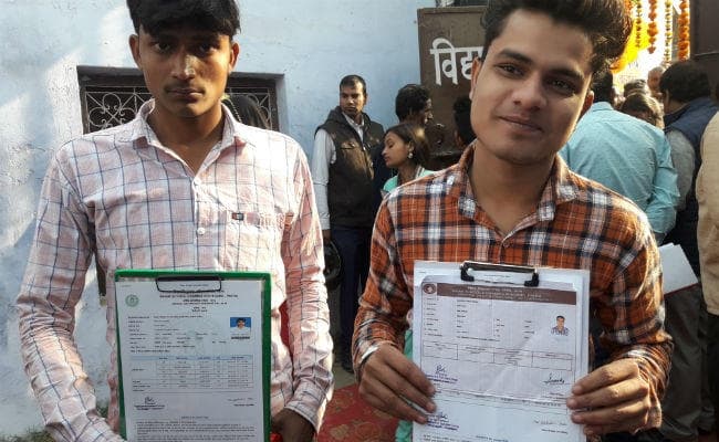 मैट्रिक परीक्षा : बिहार बोर्ड ने दो लड़कों को बना दिया लड़की, लड़कियों के बीच बैठ घबराहट में दी पहले दिन की परीक्षा