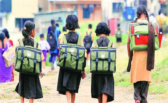 भवन के अभाव में एक ही कमरे  में होती है तीन वर्गों की पढ़ाई