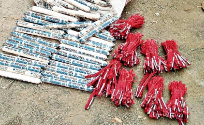 झारखंड : बाइक पर ले जा रहे 275 डेटोनेटर और 185 पीस जिलेटिन पुलिस ने की जब्त, तीन हुए फरार