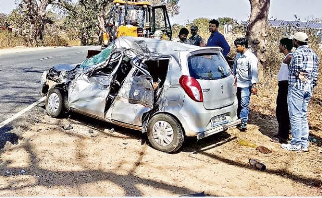 झारखंड : ओवरटेक करने में बस से टकरायी कार, महिला व 2 बच्ची की मौत, 4 घायल, इधर बानो में भी तीन मरे