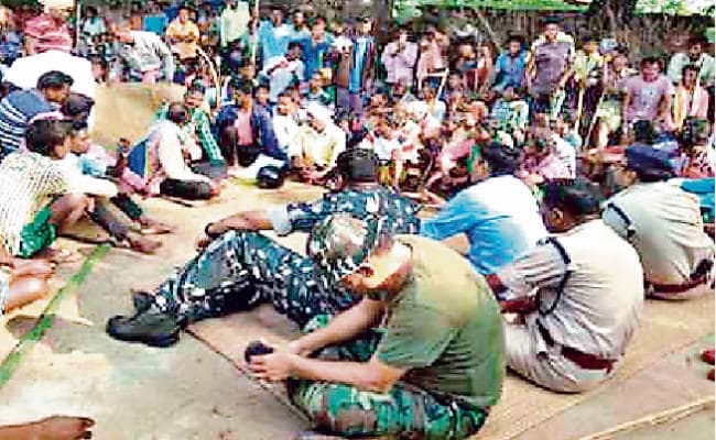 पूछताछ के दौरान 25 जवानों को ग्रामीणों ने बना लिया बंधक, पिछले साल भी बंधक बनाया था जवानों को