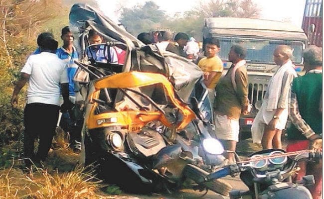 बिहार : सड़क दुर्घटना में आरपीएफ इंस्पेक्टर समेत चार लोगों की मौत, ऑटो के उड़े परखचे