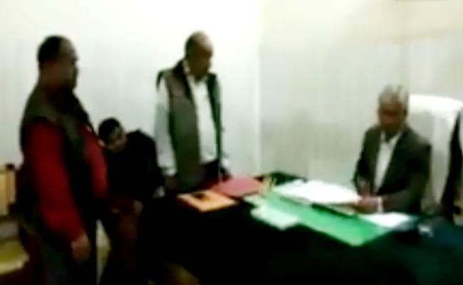 DM ने पंचायत कर्मी को दी गला काटने की धमकी, VIDEO VIRAL