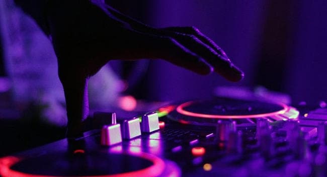 डीजे वाले बाबू ने किया गाना बजाने से इनकार, लोगों ने कर दी पिटाई तोड़ा डाला म्यूजिक सिस्टम