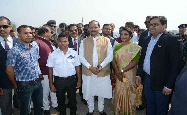 पहाड़िया जनजाति के ट्रेनी पायलट से मिले सीएम, कहा - समाज के लिए रोल मॉडल बनें