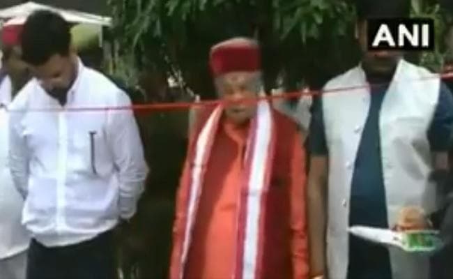 मुरली मनोहर जोशी को आया गुस्सा, नहीं मिली कैंची तो हाथ से फीता तोड़कर किया उद्घाटन, देखें... VIDEO