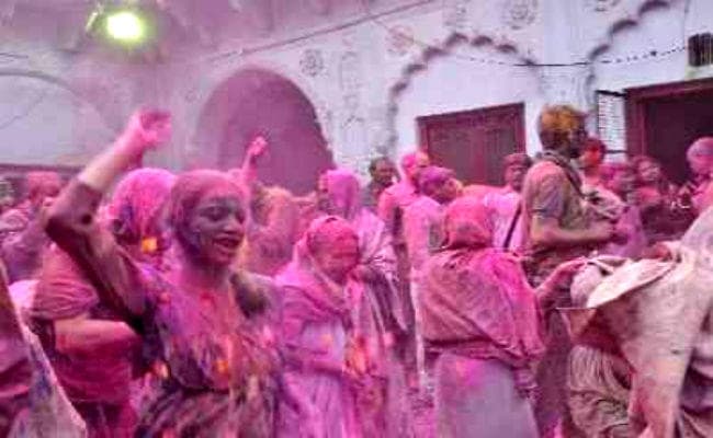 होली खेलेंगी वृंदावन की परित्यक्त और विधवा महिलाएं, सुलभ इंटरनेशनल कर रहा आयोजन