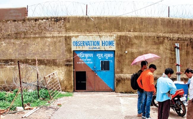 पत्नी का जन्मदिन मनाने के लिए गुमला के रिमांड होम से भागा ‘बाल’ बंदी, पुलिस ने धर दबोचा