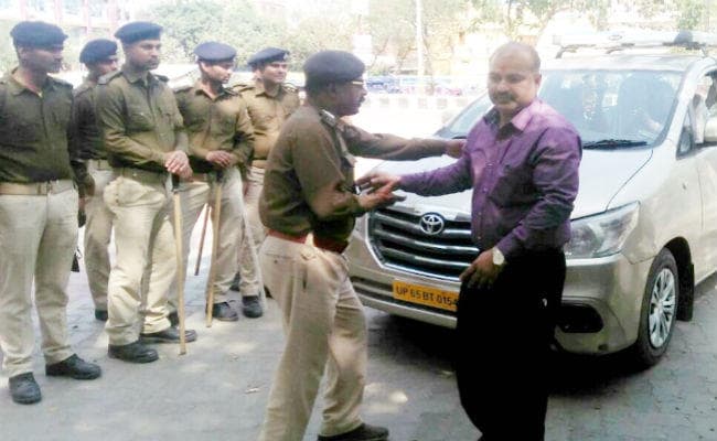 औरंगाबाद के जिलाधिकारी के सरकारी आवास समेत लखनऊ और नोएडा के ठिकानों पर CBI की छापेमारी जारी