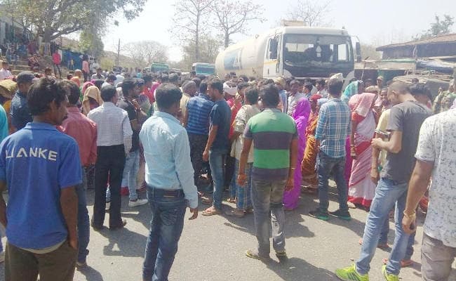 शांति सेना ने किया ठेकेदार का अपहरण, विरोध में सिमडेगा-रांची मार्ग जाम