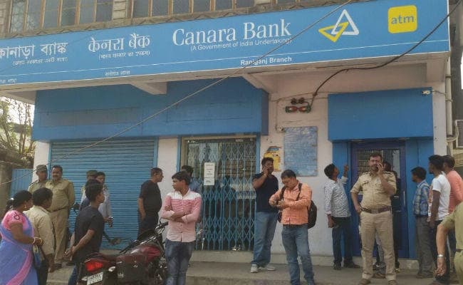 बंगाल : रानीगंज में केनरा बैंक से दिनदहाड़े लाखों की लूट, सीसीटीवी भी ले गये लुटेरे