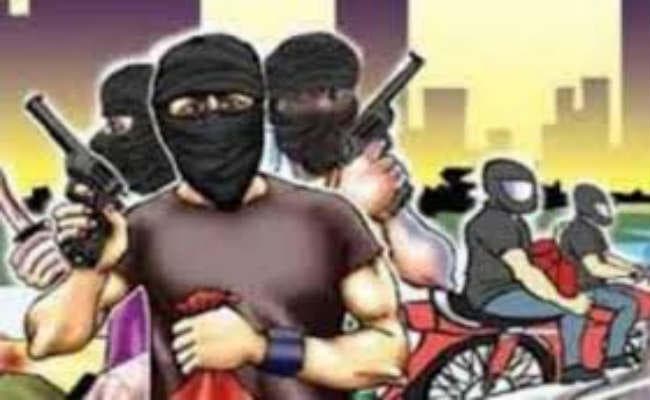 रानीगंज में बैंक डकैती,  लाखों रुपये लेकर अपराधी फरार