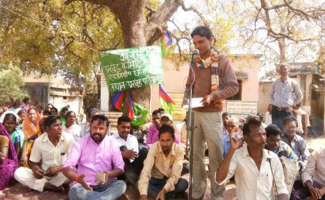 बरवाडीह को अनुमंडल और छिपादोहर को प्रखण्ड बनाने की मांग को लेकर आजसू ने दिया धरना