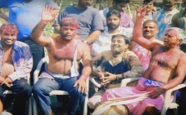 लालू की होली से जुड़ी यह 3 तस्वीरें कर देंगी आपको हैरान, ऐसा होता था राजद सुप्रीमो के आवास का नजारा