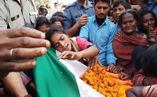 शहीद सुनील को दी गयी अंतिम विदाई,  फूट-फूट कर रो पड़े जमुई के जिलाधिकारी