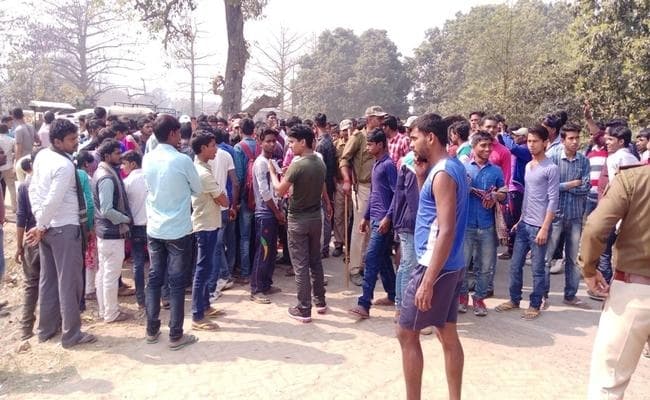 बिहार मैट्रिक परीक्षा : रणक्षेत्र में बदला केंद्र, पथराव के साथ खूब चली लाठियां