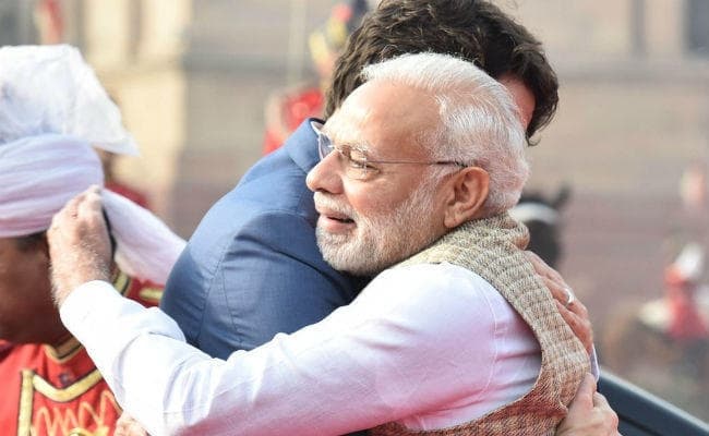 गले लगाकर प्रधानमंत्री नरेंद्र मोदी ने किया कनाडा के पीएम जस्टिन ट्रूडो का स्वागत
