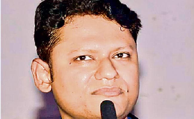 बिहार : औरंगाबाद के डीएम पर एफआईआर, छह ठिकानों पर छापेमारी, ये हुआ बरामद, 10 घंटे तक पूछताछ