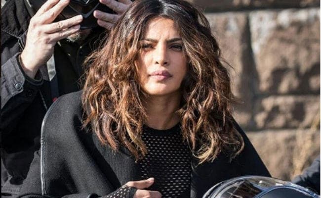 दिन बुरा बीता तो प्रियंका चोपड़ा ने ऐसे सिर पर तोड़ दिया ग्‍लास, VIDEO