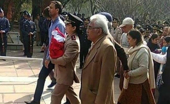 Hats Off: 5 दिन की बेटी को गोद में लेकर विंग कमांडर पति के अंतिम संस्कार में पहुंची मेजर पत्नी