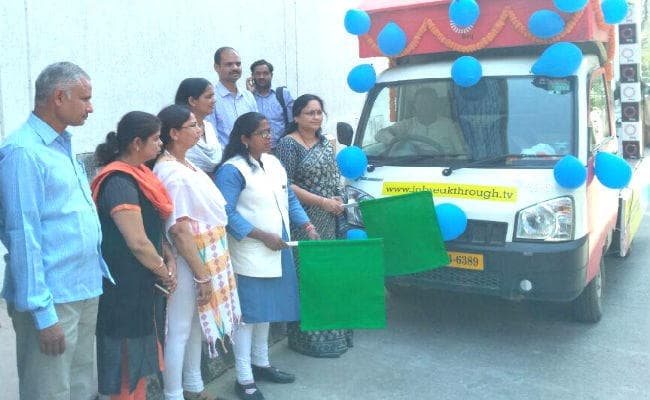 बाल विवाह पर लोगों को जागरूक करने के लिए ब्रेकथ्रू का वीडियो वैन रवाना