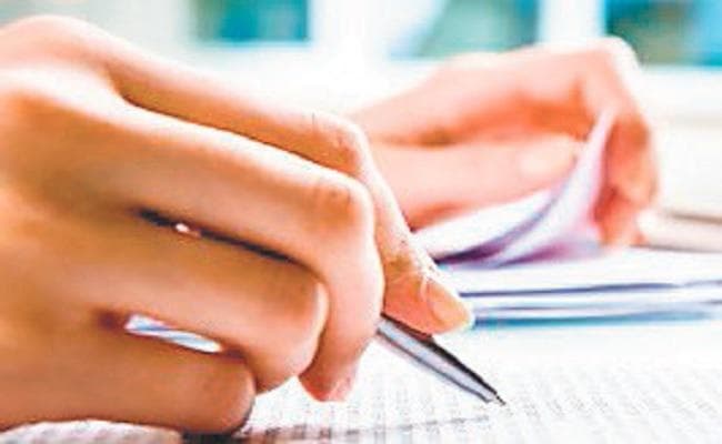 बिहार : व्हाट्सएप पर प्रश्न पत्र वायरल, नियोजित शिक्षक सहित 4 चढ़े पुलिस के हत्थे