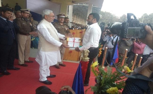 अहमदाबाद बम ब्लास्ट कांड : आतंकी तौसीफ को पकड़वाने वाले कैफे मालिक को सीएम नीतीश ने दिया सम्मान