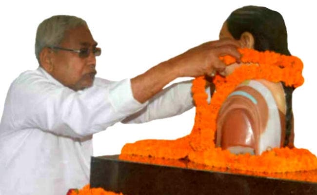 मुख्यमंत्री ने धर्मपत्नी मंजू सिन्हा की जयंती पर दी भावभीनी श्रद्धांजलि