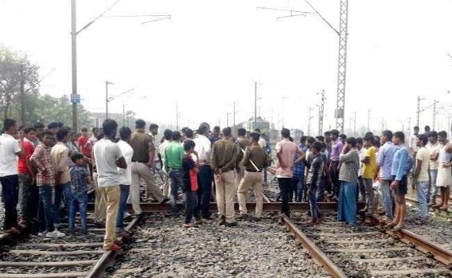 अब ITI के छात्रों ने किया रेल चक्का जाम, रेलवे की ग्रुप-डी में ITI की अनिवार्यता पुन: बहाल करने की मांग की