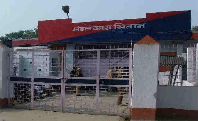 बिहार : सीवान जेल में छापेमारी, आपत्तिजनक चीजें मिलने पर भड़के DM, कहा- जेल पिकनिक स्पॉट नहीं