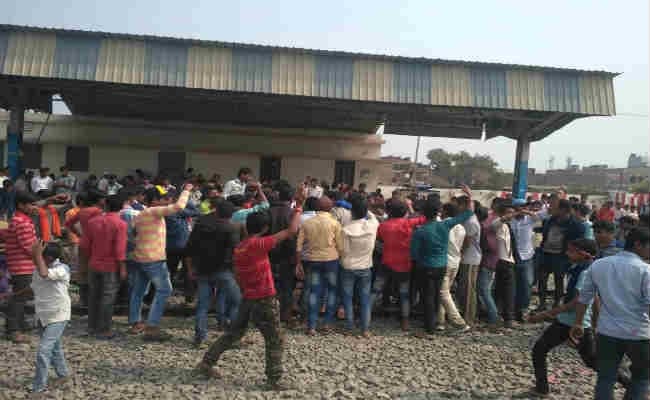 बिहार : मैट्रिक परीक्षा में गणित विषय के कठिन प्रश्नों से गुस्साये परीक्षार्थियों का हंगामा, सीतामढ़ी में लाठीचार्ज