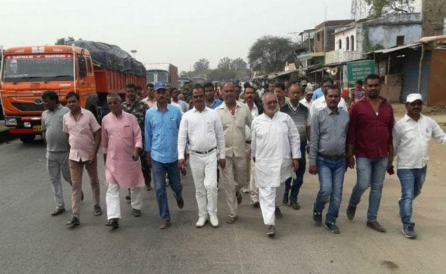 चौपारण शिवलिंग चोरी मामला : बड़ी मशक्कत से हटा सड़क जाम