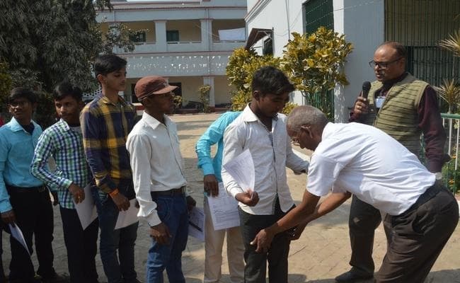 बिहार मैट्रिक परीक्षा : 8 छात्र पैसे लेकर दूसरे के बदले दे रहे थे एक्जाम, मजिस्ट्रेट पहुंचे तो...