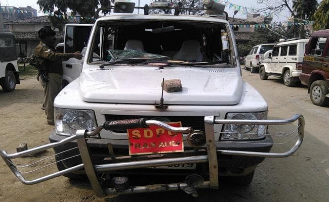 बिहार मैट्रिक परीक्षा : सिलेबस से बाहर का प्रश्न पूछे जाने पर भड़के छात्र, पत्थरबाजी, आधा दर्जन पुलिसकर्मी घायल