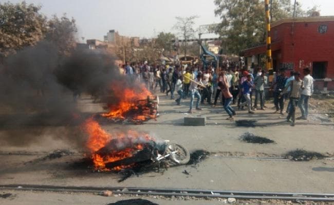 VIDEO : बिहार में मैट्रिक के परीक्षार्थियों ने काटा बवाल, रेलवे ट्रैक पर आगजनी, सरकार के विरोध में लगाये नारे
