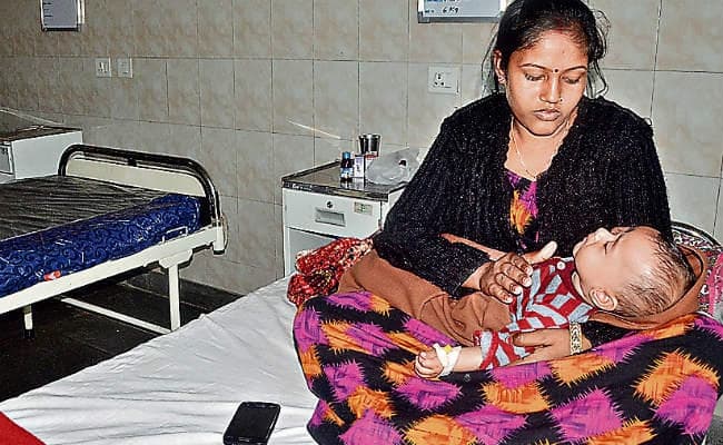 झारखंड : डॉक्टरों की हड़ताल से मरीज रहे बेहाल, जामताड़ा के सिविल सर्जन के साथ मारपीट का विरोध