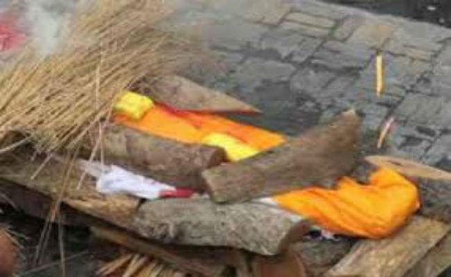 अंतिम संस्कार करने के लिए पहनना पड़ा हेलमेट, 200 लोगों में 50 गंभीर रूप से घायल