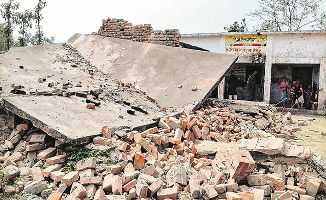 बिहार : छुट्टी के थोड़ी देर बाद ही गिर गया स्कूल भवन, बच गये बच्चे
