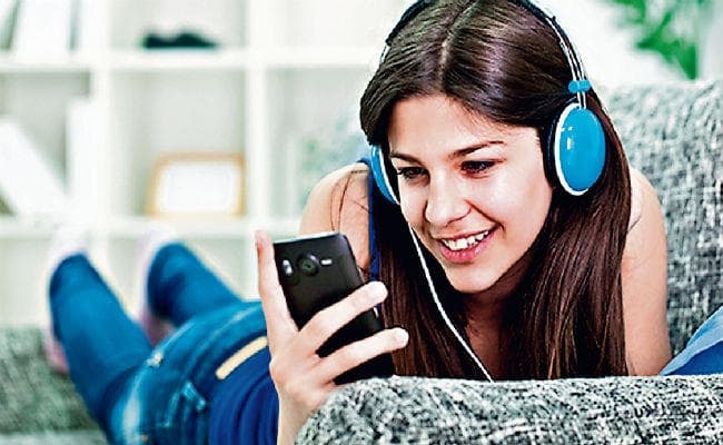 क्या आप भी हो चुके हैं स्मार्टफोन के आदी, इस तरह पा सकते हैं छुटकारा...जानें