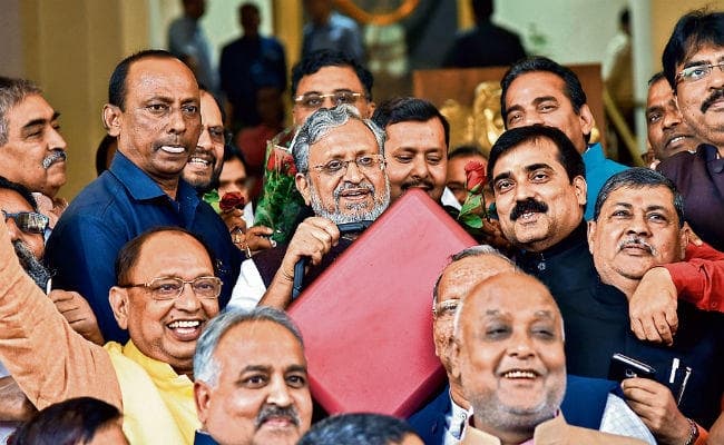 बिहार बजट 2018 : हंगामा, शोरगुल के बीच सुशील मोदी ने इस कविता से किया बजट भाषण का समापन