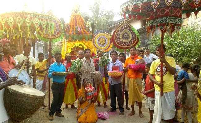 होली में भक्तों के साथ रंग-गुलाल खेलेंगे ''राधा-कृष्ण'', निकलेगी दोल यात्रा