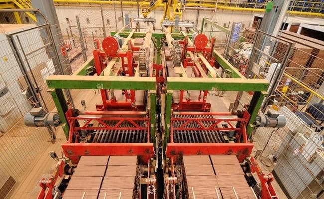 कारखानों में उत्पादन धीमा रहने से फरवरी में विनिर्माण क्षेत्र की वृद्धिदर में मामूली गिरावट